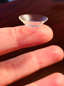 Scleral lens device on human finger